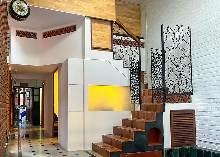 Rahees Bi Roambay - BackpackerHostel